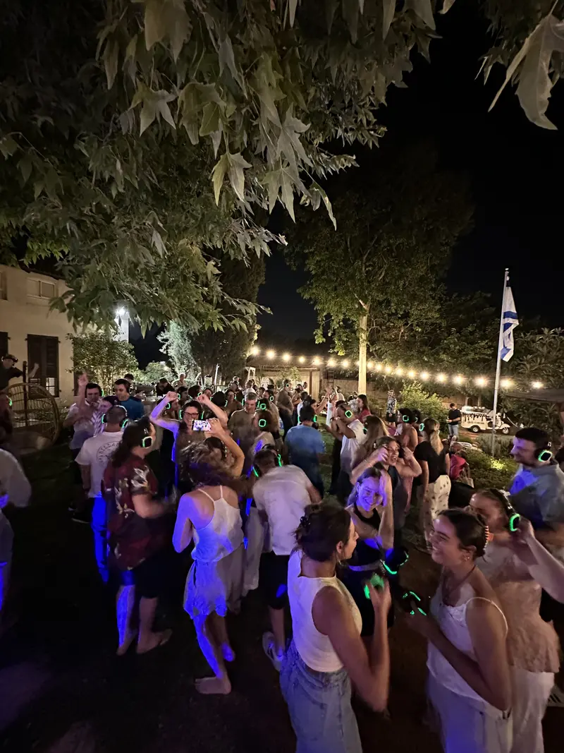קהל רוקד בגינה באוזניות