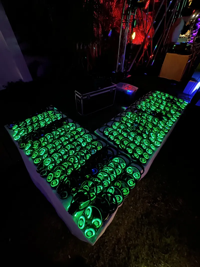 שולחנות אוזניות LED ירוקות מוכנות לחלוקה